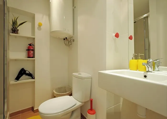 Local! Maria Typical Home, Near Flea Market *